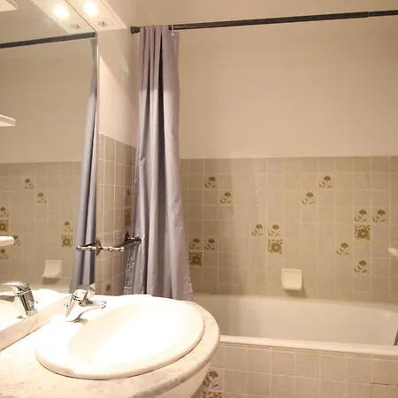 F2 Avec Balcon Et Wifi, Proche Des Thermes - Fr-1-415-7